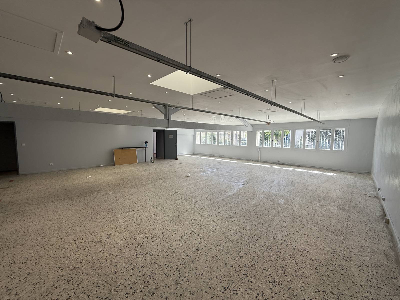 A louer local d'activité de 305 m² (professions commerciales ou professionnelles) secteur Chartreux 13004 Marseille