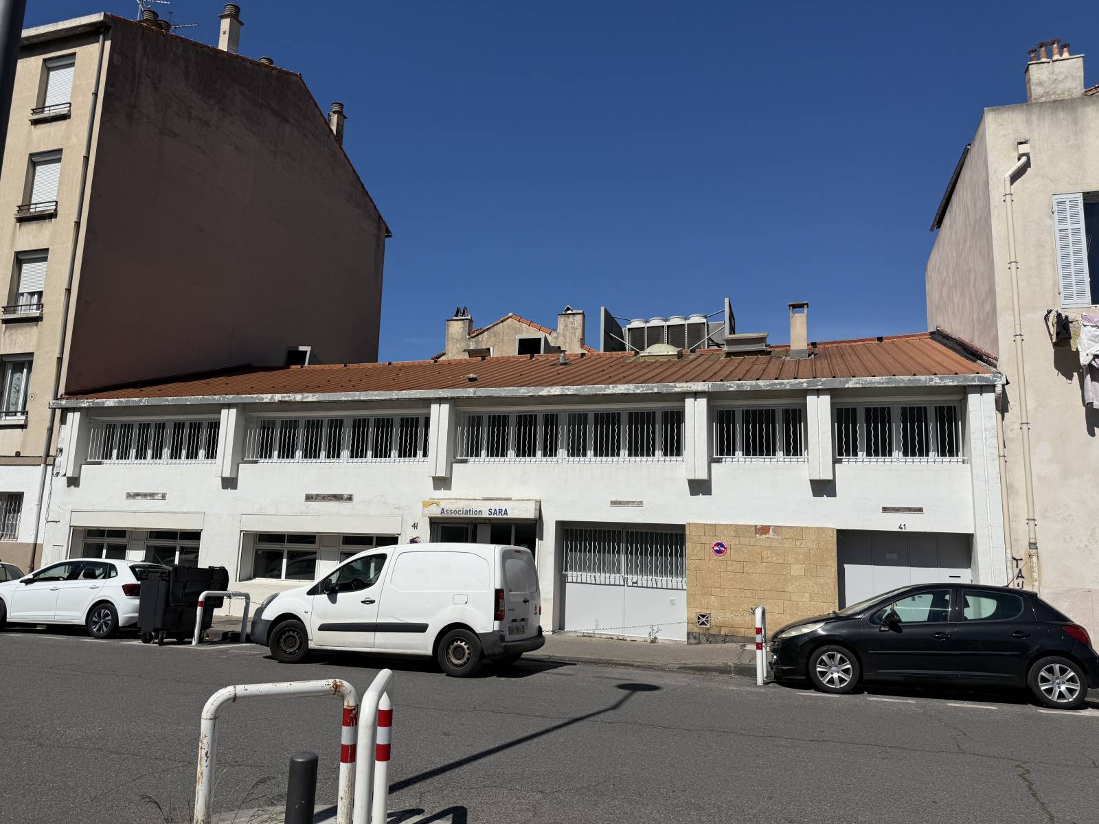 A louer local d'activité 245 m² (professions commerciales ou professionnelles) secteur Chartreux 13004 Marseille