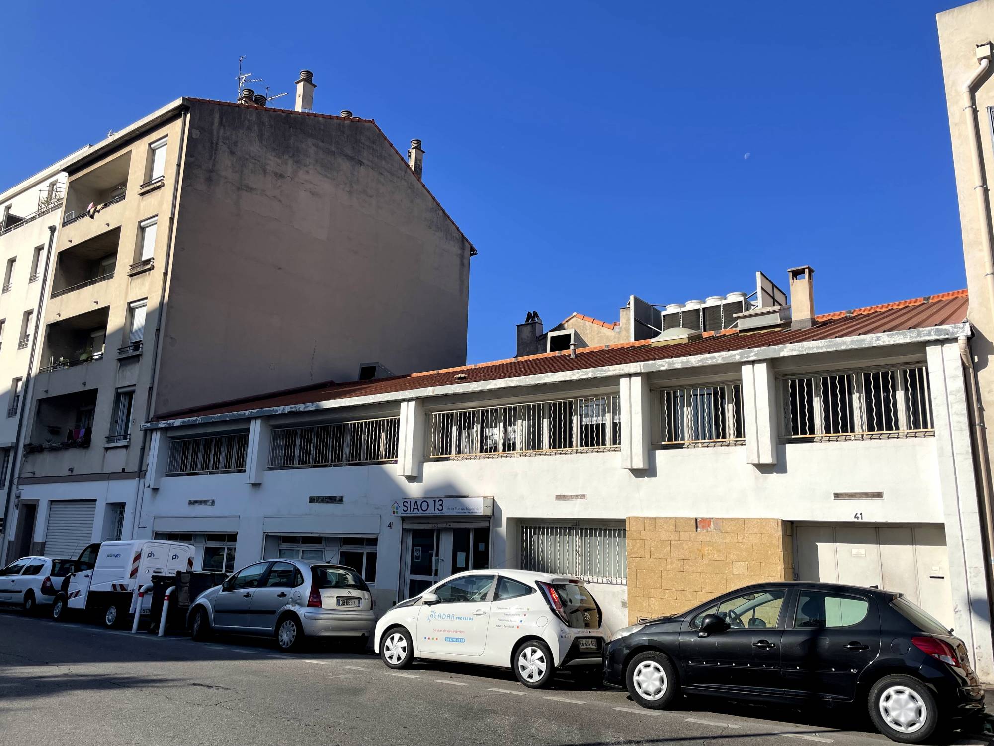 immeuble A louer local d'activité (professionnelle ou commerciale)  de 550 m² en R+1 Les chartreux 13004 Marseille