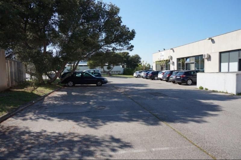 A la location à Châteauneuf les Martigues 13220 local commercial zone d'activité de la Valampe