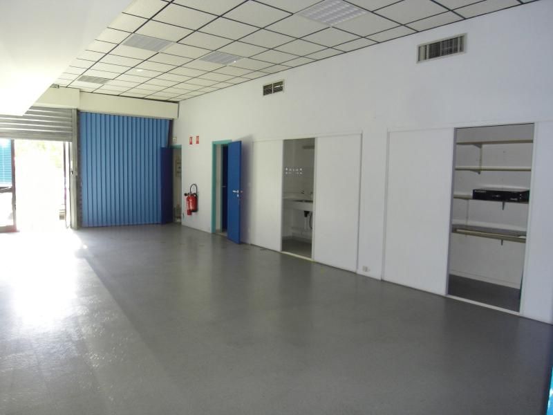A la location à Châteauneuf les Martigues 13220 local commercial zone d'activité de la Valampe