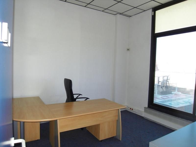 A la location à Châteauneuf les Martigues 13220 local commercial zone d'activité de la Valampe