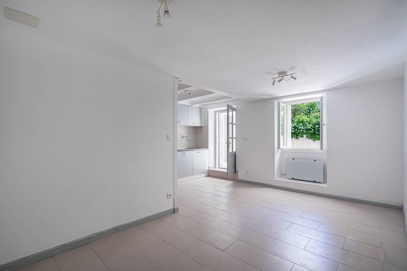 Rare à la location  1 pièce  avec terrasse de 19 m2  Très lumineux - entièrement rénové  Quartier Saint Victor  13007 Marseille