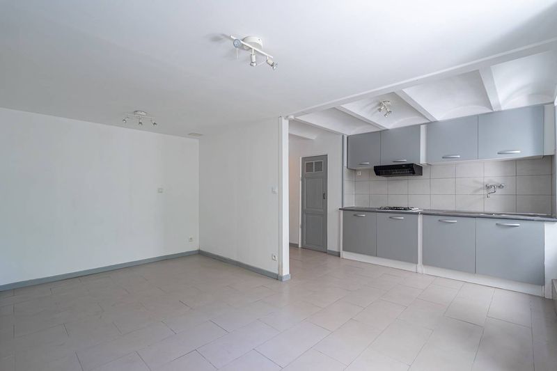 Rare à la location  Type 1  avec terrasse de 19 m2  Très lumineux - entièrement rénové  Quartier Saint Victor  13007 Marseille