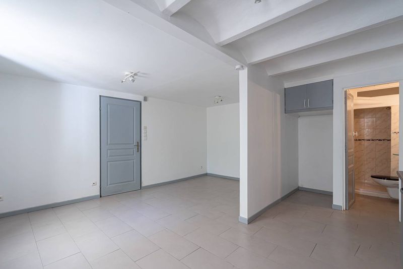 Rare à la location  Studio avec terrasse de 19 m2  Très lumineux - entièrement rénové  Quartier Saint Victor  13007 Marseille