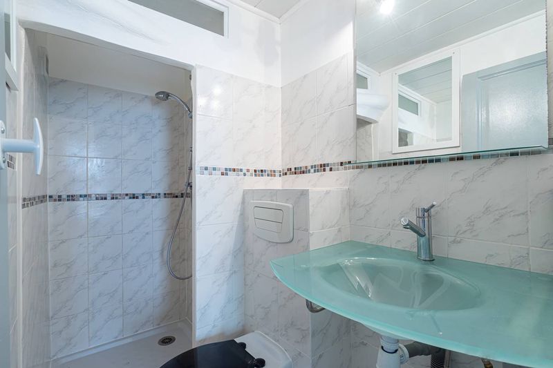 Rare à la location  T1 avec terrasse de 19 m2  Très lumineux - entièrement rénové  Quartier Saint Victor  13007 Marseille