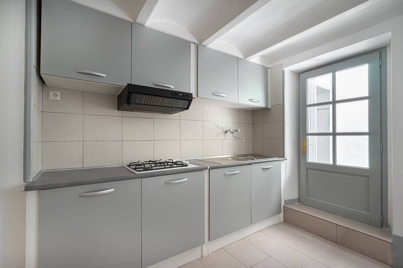 Rare à la location  1 pièce avec terrasse de 19 m2  Très lumineux - entièrement rénové  Quartier Saint Victor  13007 Marseille