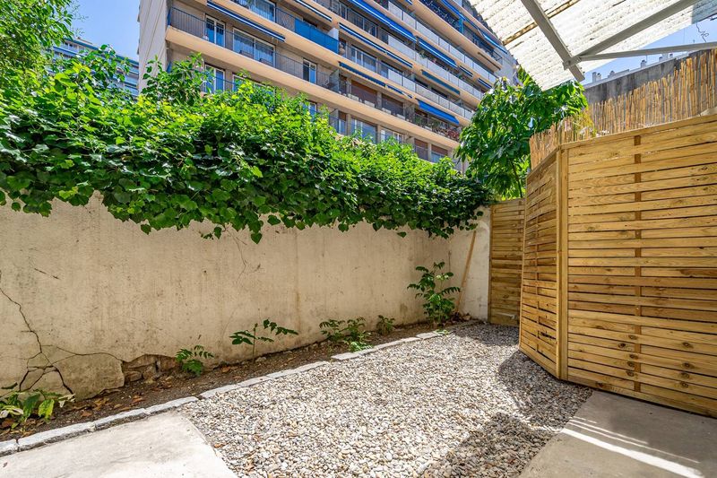 Rare à la location  Type 1 avec terrasse de 19 m2  Très lumineux - entièrement rénové  Quartier Saint Victor  13007 Marseille