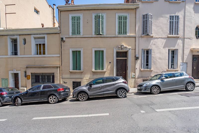Rare à la location  T1  avec terrasse de 19 m2  Très lumineux - entièrement rénové  Quartier Saint Victor  13007 Marseille