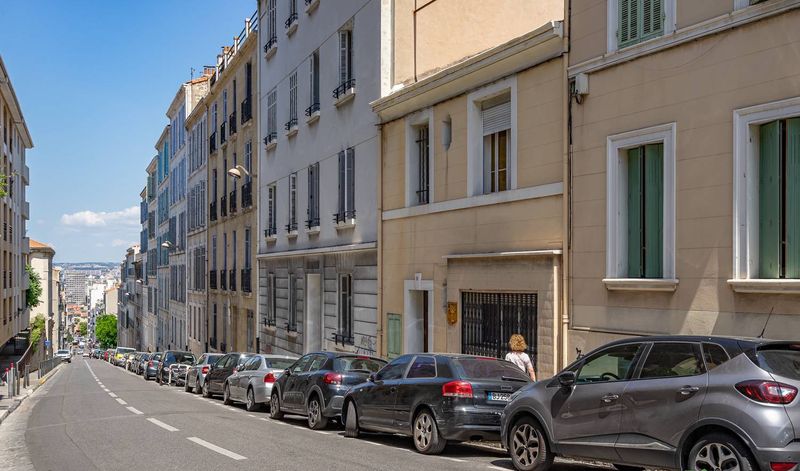 Rare à la location  type 1  avec terrasse de 19 m2  Très lumineux - entièrement rénové  Quartier Saint Victor  13007 Marseille