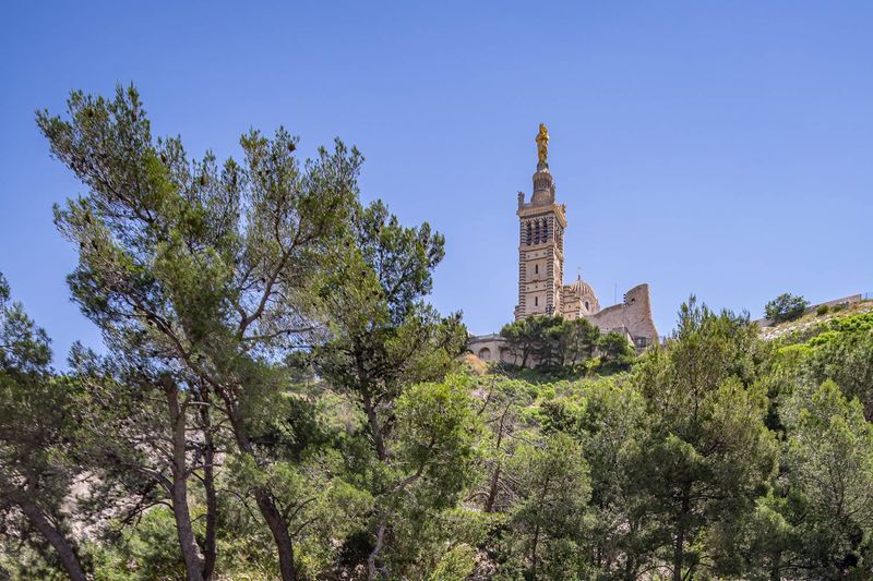 Rare à la location  T1  avec terrasse de 19 m2  Très lumineux - entièrement rénové  Quartier Saint Victor  13007 Marseille