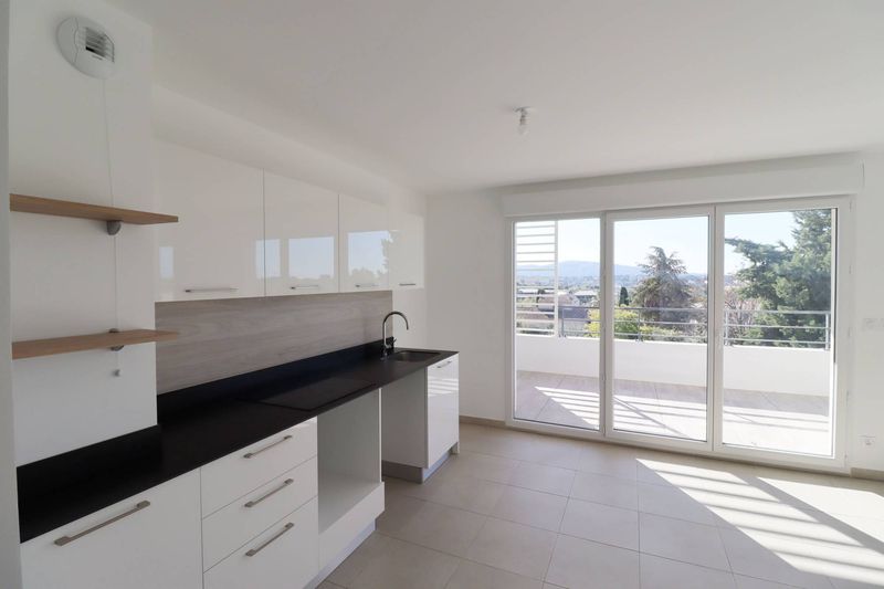 cuisine américaine A louer dans résidence neuve appartement 3 pièces de 59 m² avec terrasse et place de parking privative Château Gombert 13013 Marseille