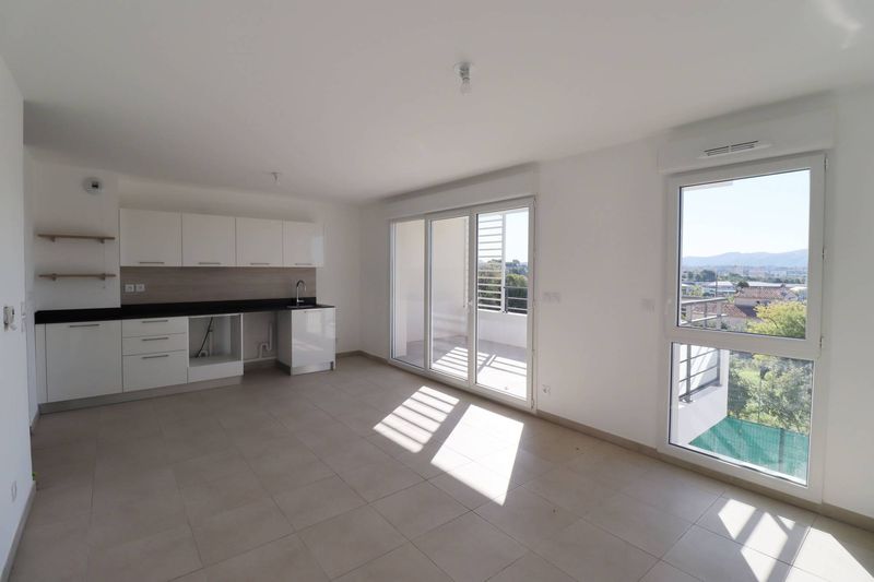 séjour lumineux expo Sud A louer dans résidence neuve appartement 3 pièces de 59 m² avec terrasse et place de parking privative Château Gombert 13013 Marseille