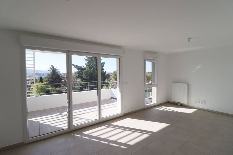 séjour A louer dans résidence neuve appartement 3 pièces de 59 m² avec terrasse et place de parking privative Château Gombert 13013 Marseille