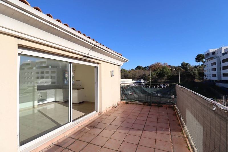 A la location 13013 Marseille / limite ALLAUCH type 2 de 55 m² avec terrasse proche des commerces