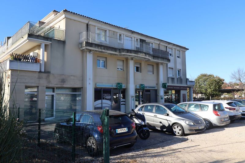 IMMEUBLE appartement de  pièces de  m² à louer avec belle terrasse
