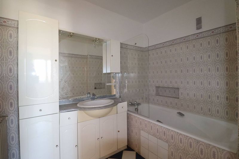 salle de bains A louer Appartement 2 pièces de 56 m² Bon Secours 13014 Marseille