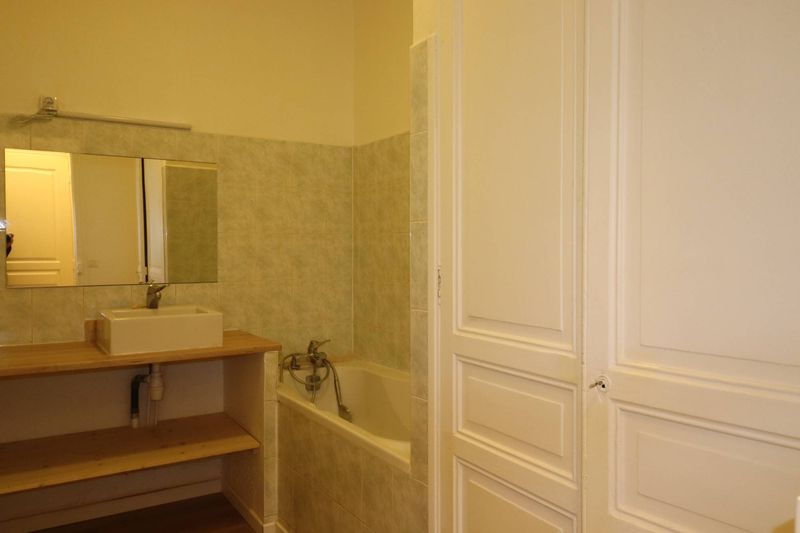 SALLE DE BAINS A louer 2 pièces 61 m² Thiers 13001 Marseille