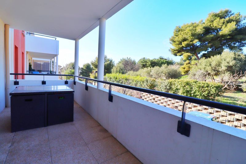 terrasse A louer appartement 3 pièces 57 m² avec terrasse, place de parking privative et garage La Batarelle 13013 Marseille