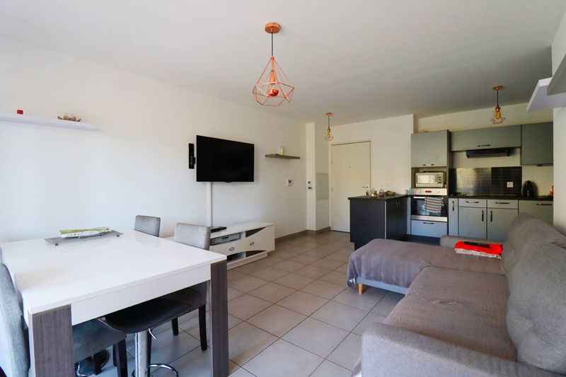 séjour et cuisine ouverte A louer appartement 3 pièces 57 m² avec terrasse, place de parking privative et garage La Batarelle 13013 Marseille