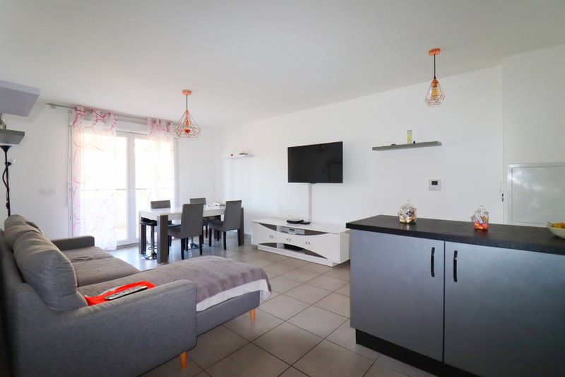 séjour A louer appartement 3 pièces 57 m² avec terrasse, place de parking privative et garage La Batarelle 13013 Marseille