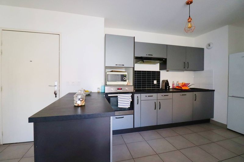 cuisine équipée A louer appartement 3 pièces 57 m² avec terrasse, place de parking privative et garage La Batarelle 13013 Marseille