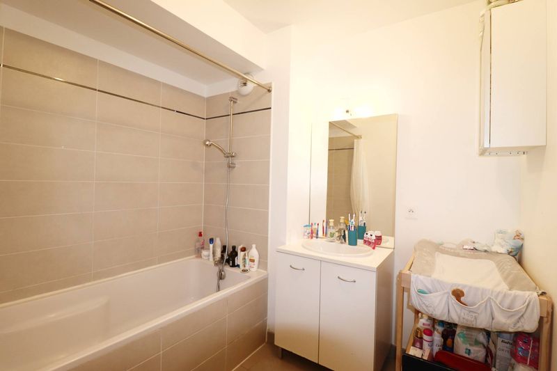 salle de bains avec baignoire A louer appartement 3 pièces 57 m² avec terrasse, place de parking privative et garage La Batarelle 13013 Marseille
