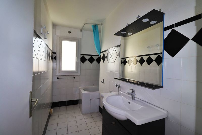 salle de bain chambre 2 A la location Secteur Les Olives/La Rose 13013 Appartement de 3 pièces avec balcon
