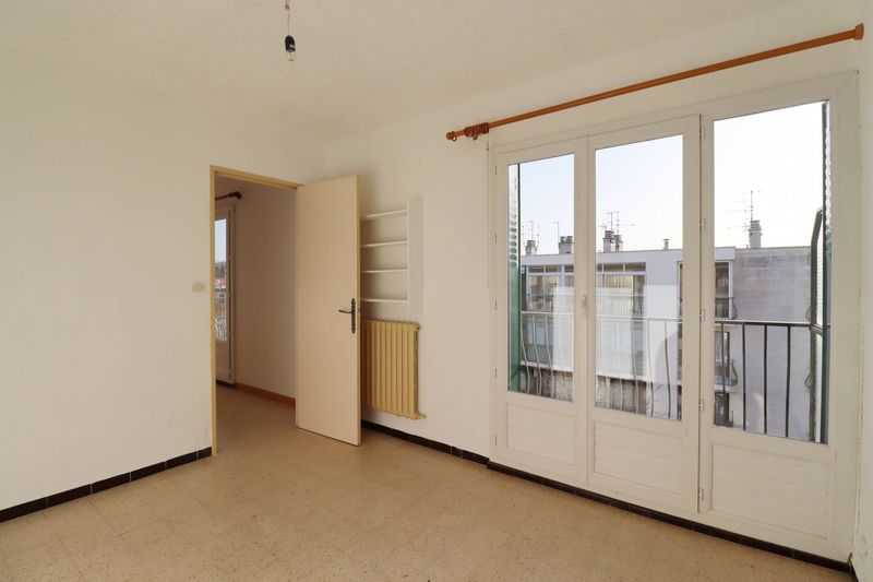 séjour A louer appartement 4 pièces de 71 m² avec 3 chambres balcons et place de parking privative Bois Luzy 13012 Marseille