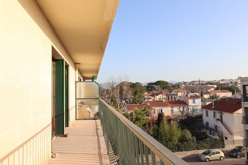 balcon 1 A louer appartement 4 pièces de 71 m² avec 3 chambres balcons et place de parking privative Bois Luzy 13012 Marseille