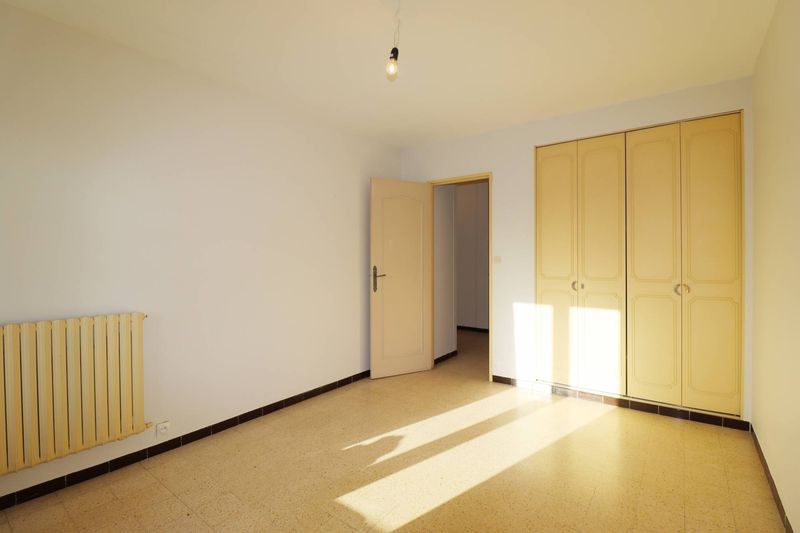 chambre A louer appartement 4 pièces de 71 m² avec 3 chambres balcons et place de parking privative Bois Luzy 13012 Marseille