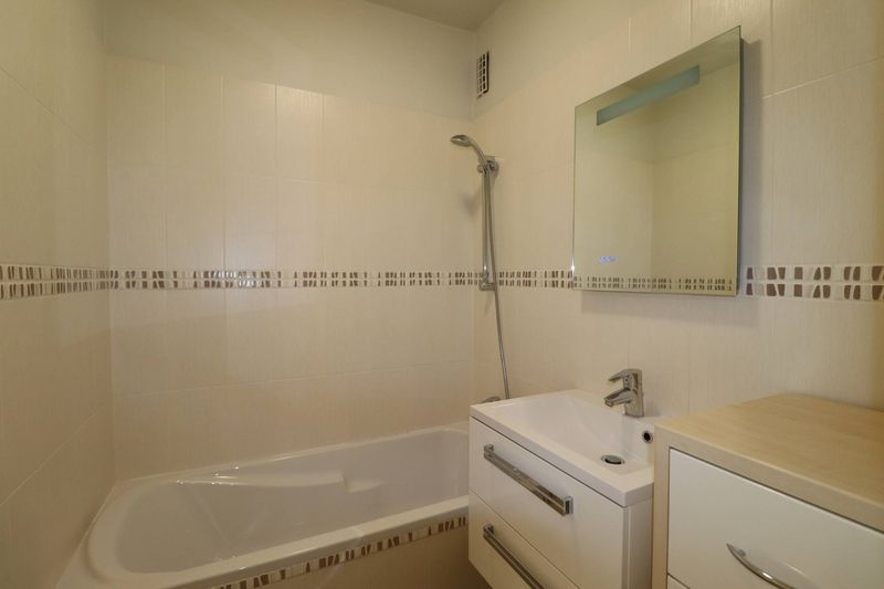 salle de bains A louer appartement 4 pièces de 71 m² avec 3 chambres balcons et place de parking privative Bois Luzy 13012 Marseille