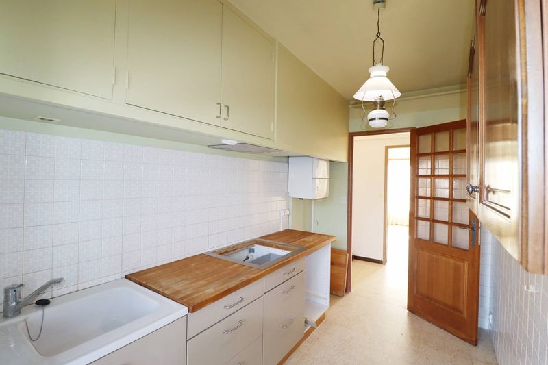 cuisine A louer appartement 4 pièces de 71 m² avec 3 chambres balcons et place de parking privative Bois Luzy 13012 Marseille