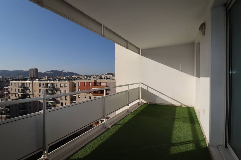 terrasse A louer appartement 30 m² avec terrasse Parc du 26ème Centenaire / Rouet 13008 Marseille