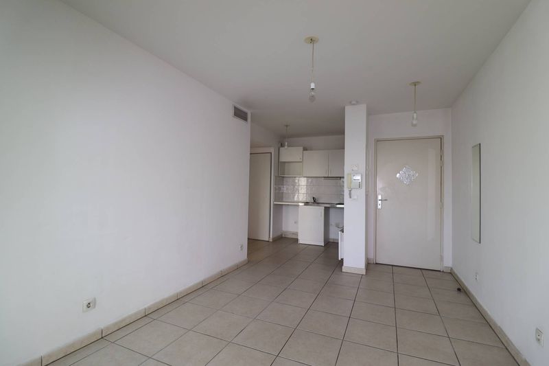 séjour  A louer appartement 30 m² avec terrasse Parc du 26ème Centenaire / Rouet 13008 Marseille