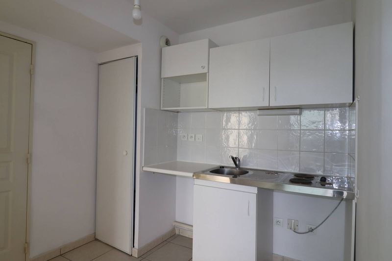 coin cuisine A louer appartement 30 m² avec terrasse Parc du 26ème Centenaire / Rouet 13008 Marseille