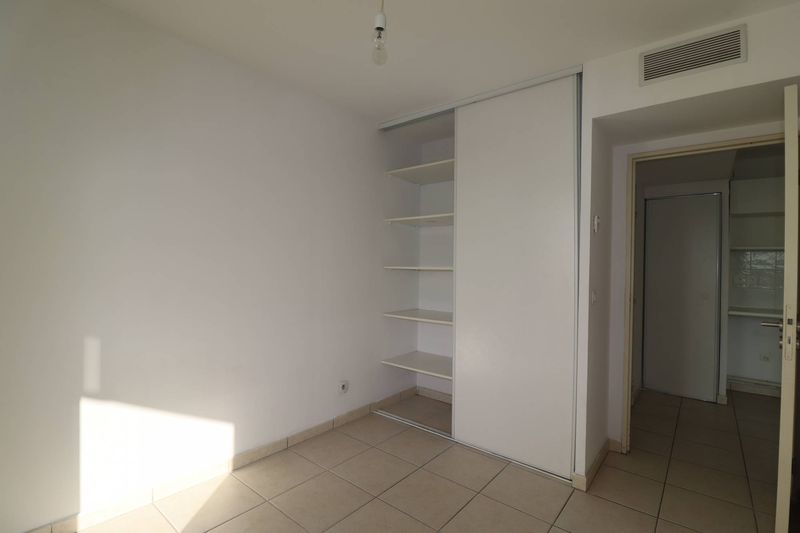 chambre + placard A louer appartement 30 m² avec terrasse Parc du 26ème Centenaire / Rouet 13008 Marseille