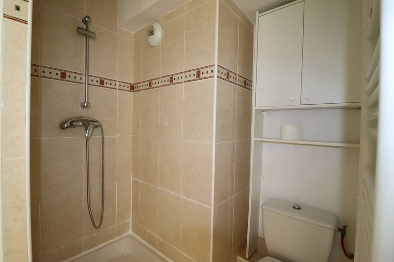 douche + wc A louer appartement 30 m² avec terrasse Parc du 26ème Centenaire / Rouet 13008 Marseille