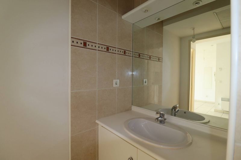 salle de douche A louer appartement 30 m² avec terrasse Parc du 26ème Centenaire / Rouet 13008 Marseille