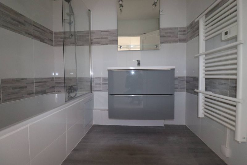 salle de bains d'un type 3 13012 Marseille à la location