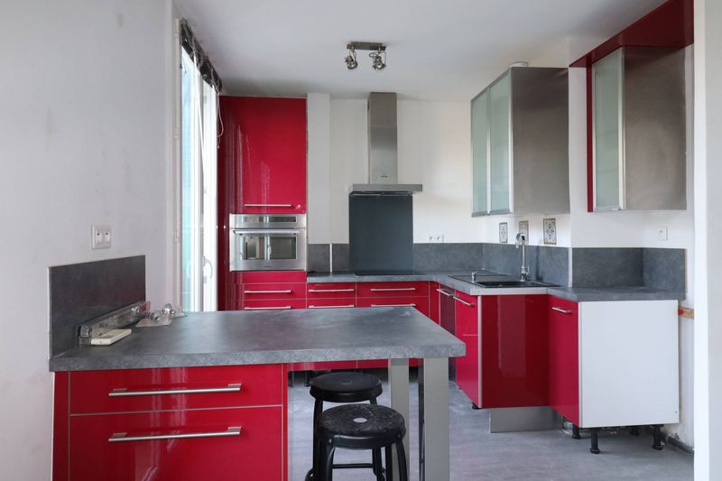 A louer Grand T2 de 56 m² entièrement rénové avec cave et stationnement facile Bois Lemaitre 13012 Marseille