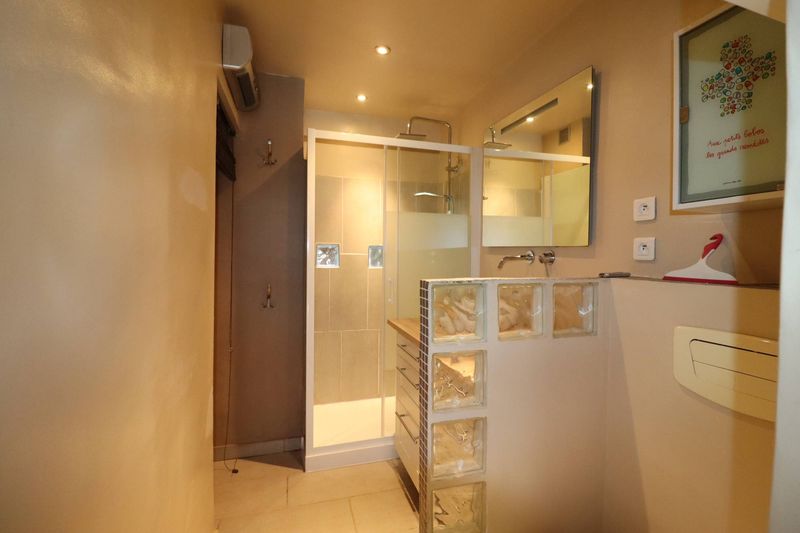 A louer Grand T2 de 56 m² entièrement rénové avec cave et stationnement facile Bois Lemaitre 13012 Marseille