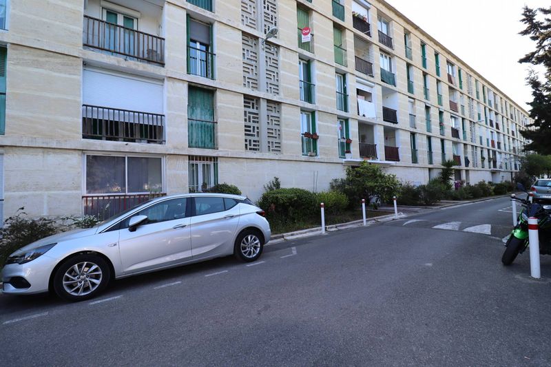 A louer Grand T2 de 56 m² entièrement rénové avec cave et stationnement facile Bois Lemaitre 13012 Marseille