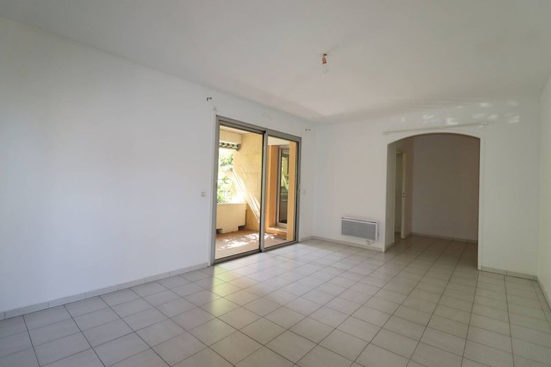 séjour A louer appartement 3 pièces 72 m² avec terrasse de 105 m² Saint Barnabé 13012 Marseille