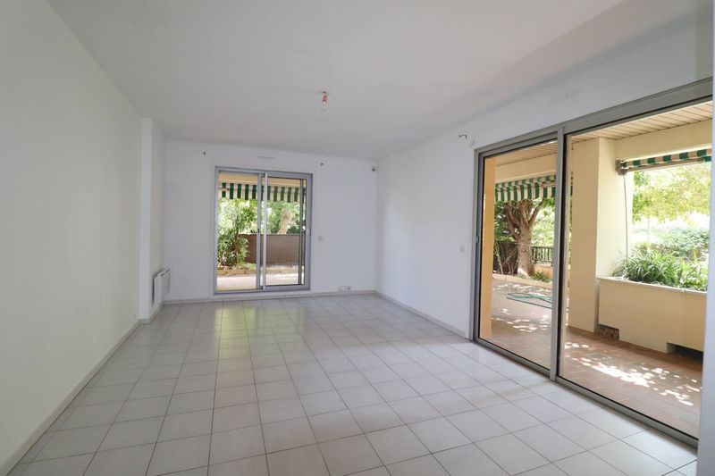 séjour A louer appartement 3 pièces 72 m² avec terrasse de 105 m² Saint Barnabé 13012 Marseille