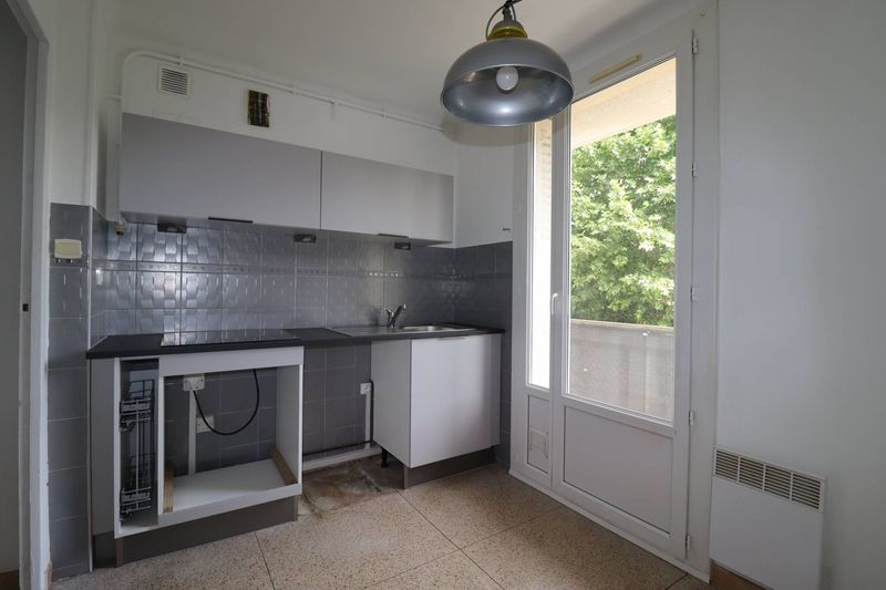 cuisine Appartement t2 de 38 m²  à louer avec stationnement facile dans résidence fermée et cave  les Chartreux 13004 Marseille