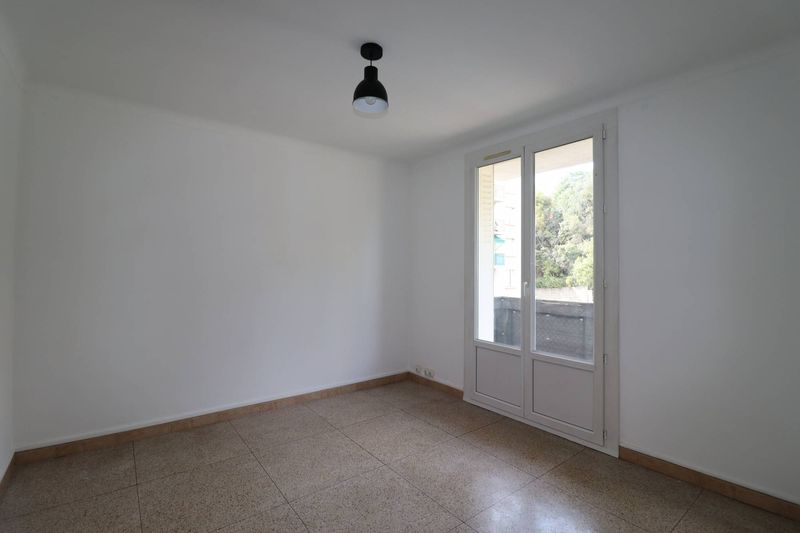 séjour Appartement t2 de 38 m²  à louer avec stationnement facile dans résidence fermée et cave  les Chartreux 13004 Marseille