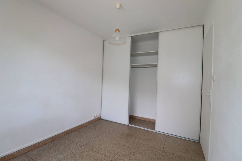 chambre Appartement t2 de 38 m²  à louer avec stationnement facile dans résidence fermée et cave  les Chartreux 13004 Marseille