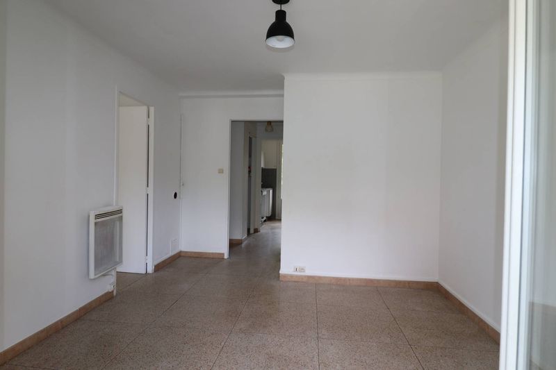 séjour Appartement t2 de 38 m²  à louer avec stationnement facile dans résidence fermée et cave  les Chartreux 13004 Marseille