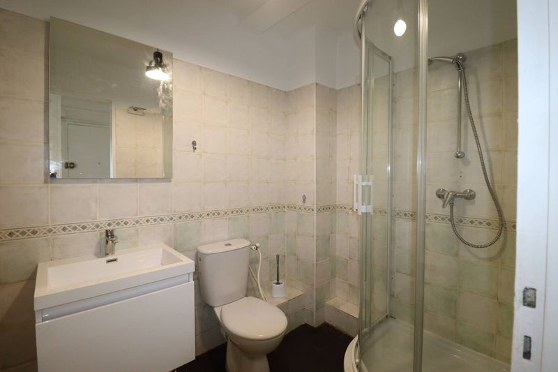 salle de douche Appartement t2 de 38 m²  à louer avec stationnement facile dans résidence fermée et cave  les Chartreux 13004 Marseille
